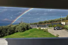 Villa Loftstyle - Innenbereiche, Schlafen, Master-Schlafzimmer, Blick aufs offene Meer mit Regenbogen