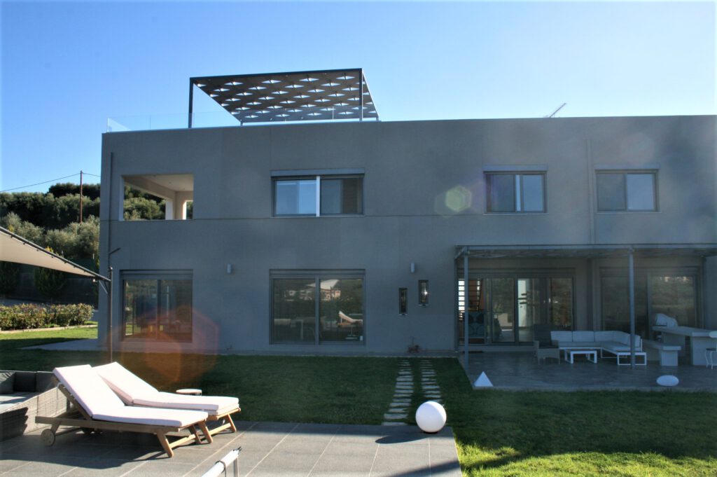 Villa Loftstyle - Außenbereiche, Blick von Pool aufs Haus