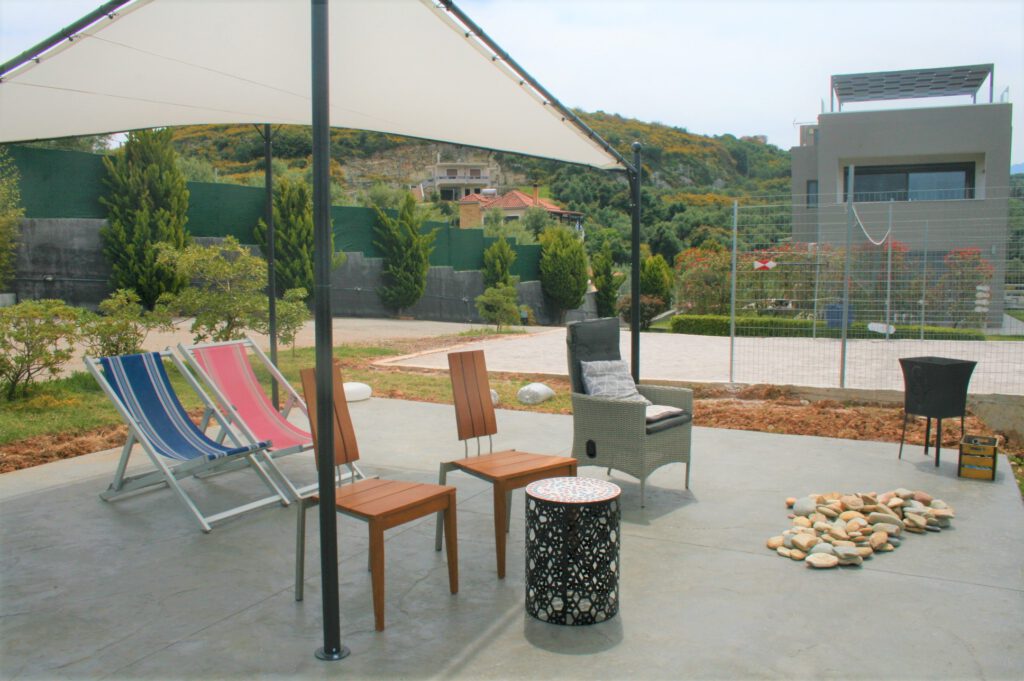 Villa Loftstyle - Außenbereiche, Terrassen, Souda Bay Terrasse, Sitzmöglichkeiten von vorne