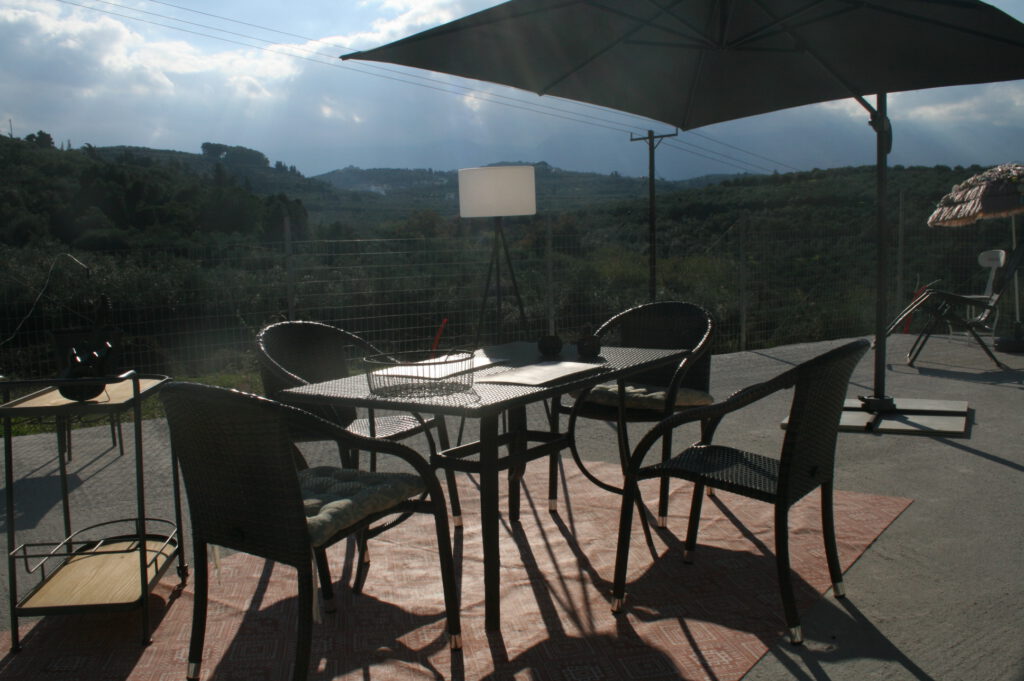 Villa Loftstyle - Außenbereiche, Terrassen, Südterrasse, Essbereich mit Blick auf die Berge