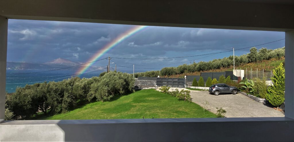 Villa Loftstyle - Innenbereiche, Schlafen, Master-Schlafzimmer, Blick aufs offene Meer mit Regenbogen