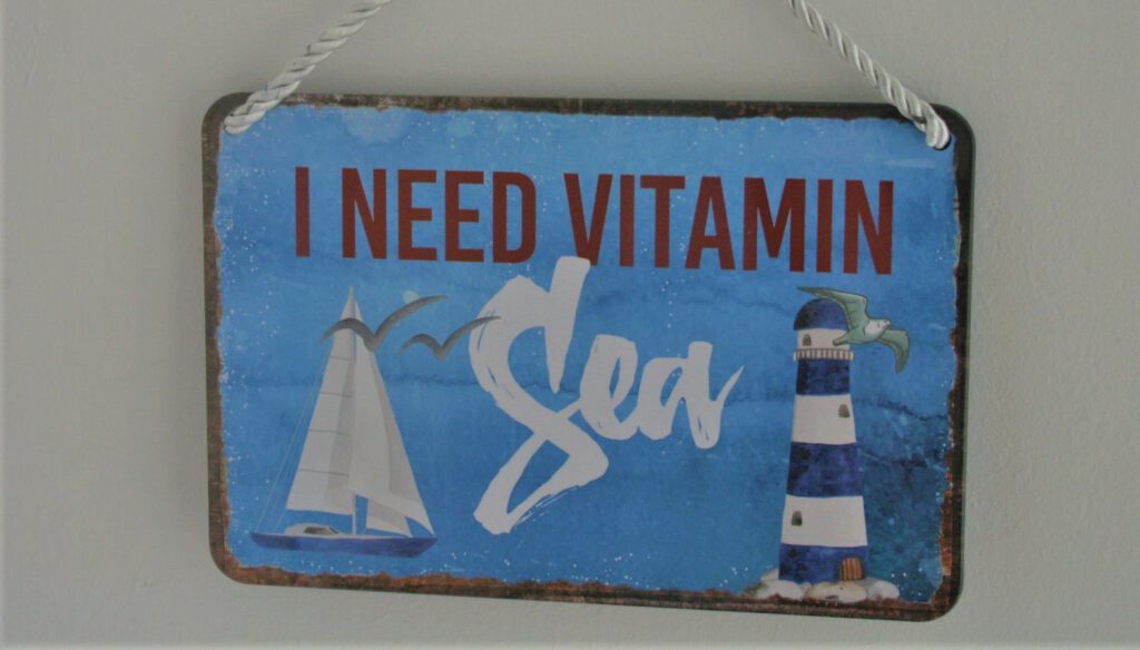 Villa Loftstyle - Innenbereiche, Schlafen, Zimmer Sea, Schild Vitamin Sea, zugeschnitten